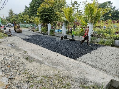 Jalan Rajawali dekat TPU mulai diperbaiki kontraktor IPAL.(foto: rahmat/halloriau.com)